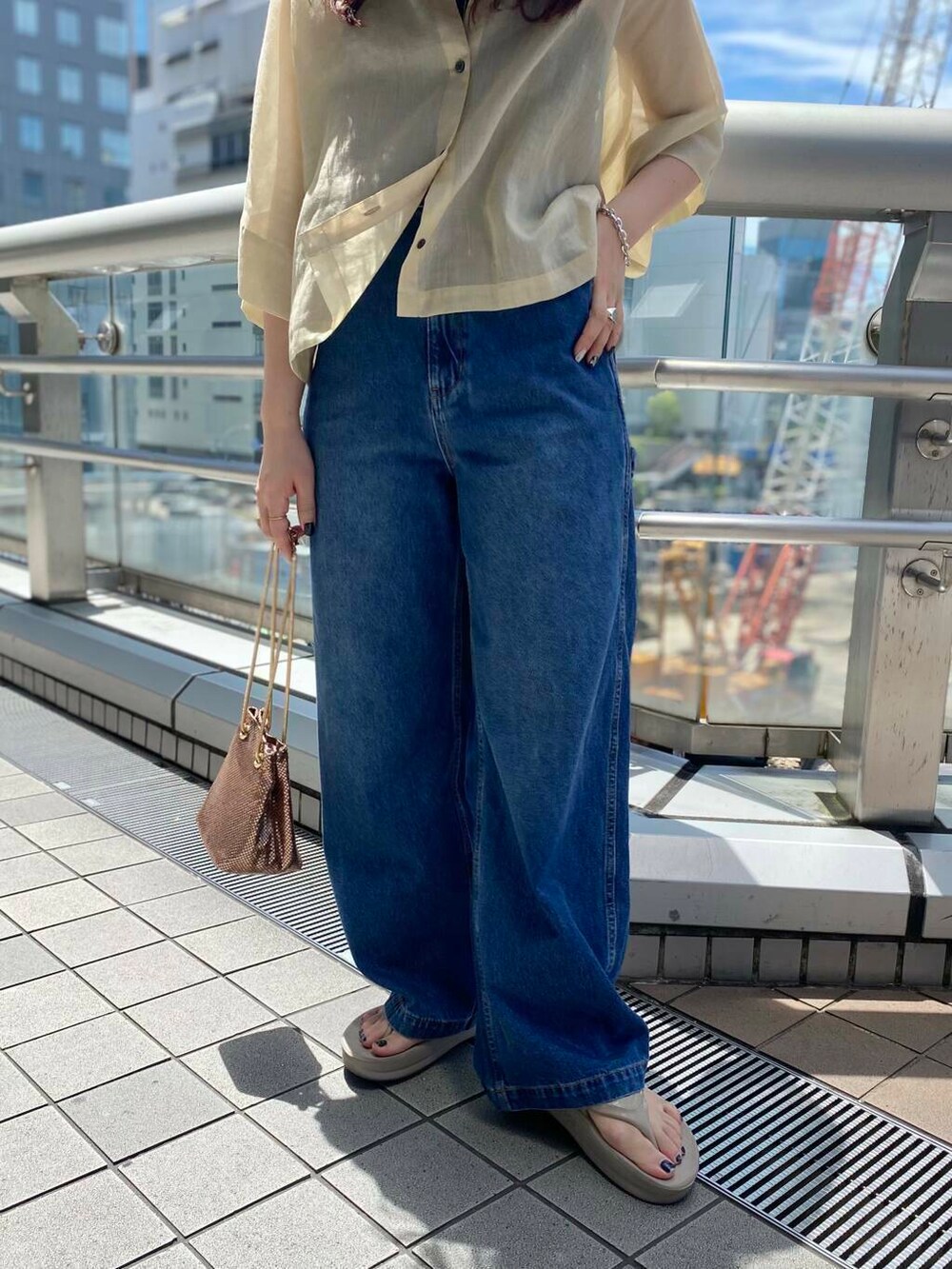 その他のショルダーバッグ、ブルー系のデニムパンツ、ベージュ系のシャツ/ブラウスを着用したレディースの夏コーディネートの5枚目の写真