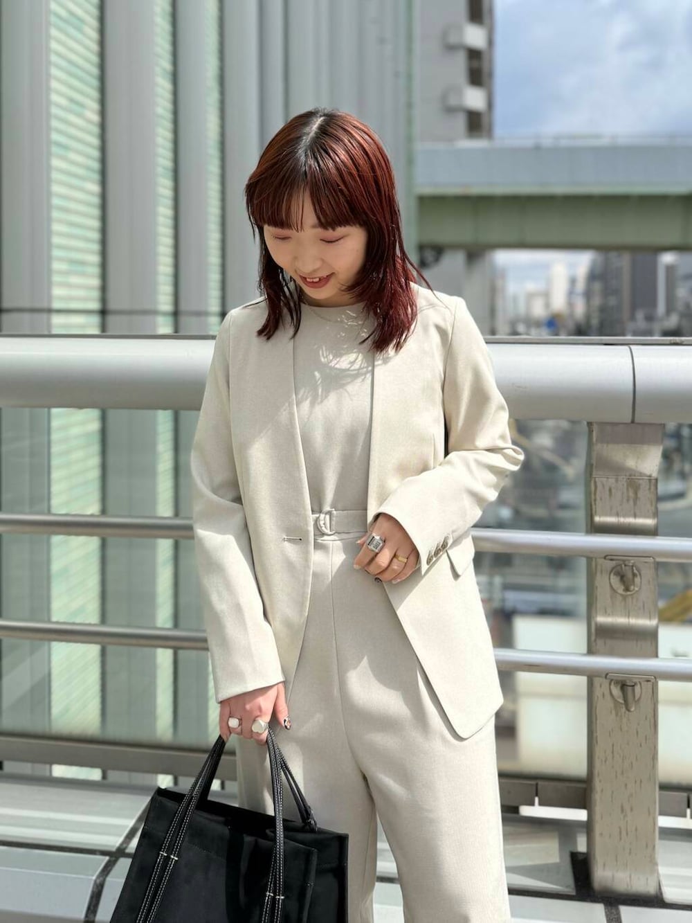 ベージュ系のサロペット/オーバーオール、ベージュ系のノーカラージャケット、ベージュ系のパンプスを着用したレディースの春コーディネートの3枚目の写真