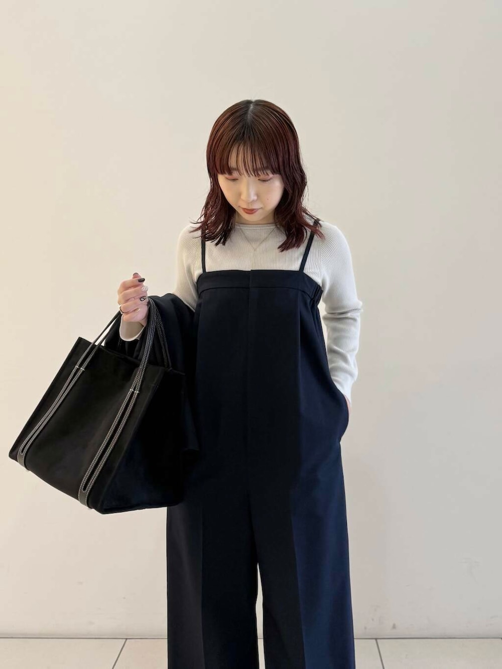 ブルー系のノーカラージャケット、ブルー系のサロペット/オーバーオール、グレー系のニット/セーターを着用したレディースの春コーディネートの9枚目の写真