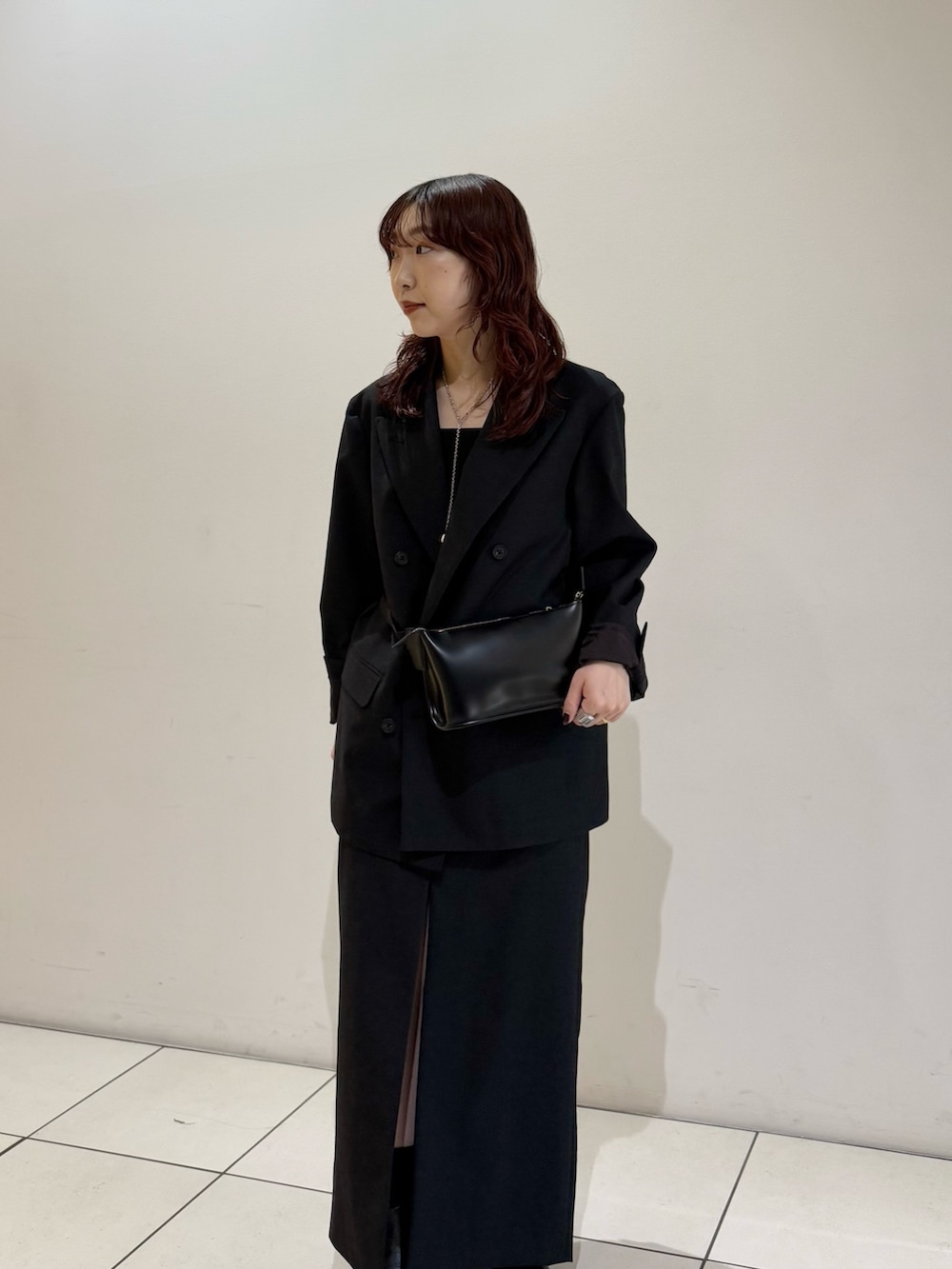 ブラック系のボディバッグ/ウエストポーチ、ブラック系のその他アウター、ブラック系のスカートを着用したレディースの秋コーディネートの7枚目の写真