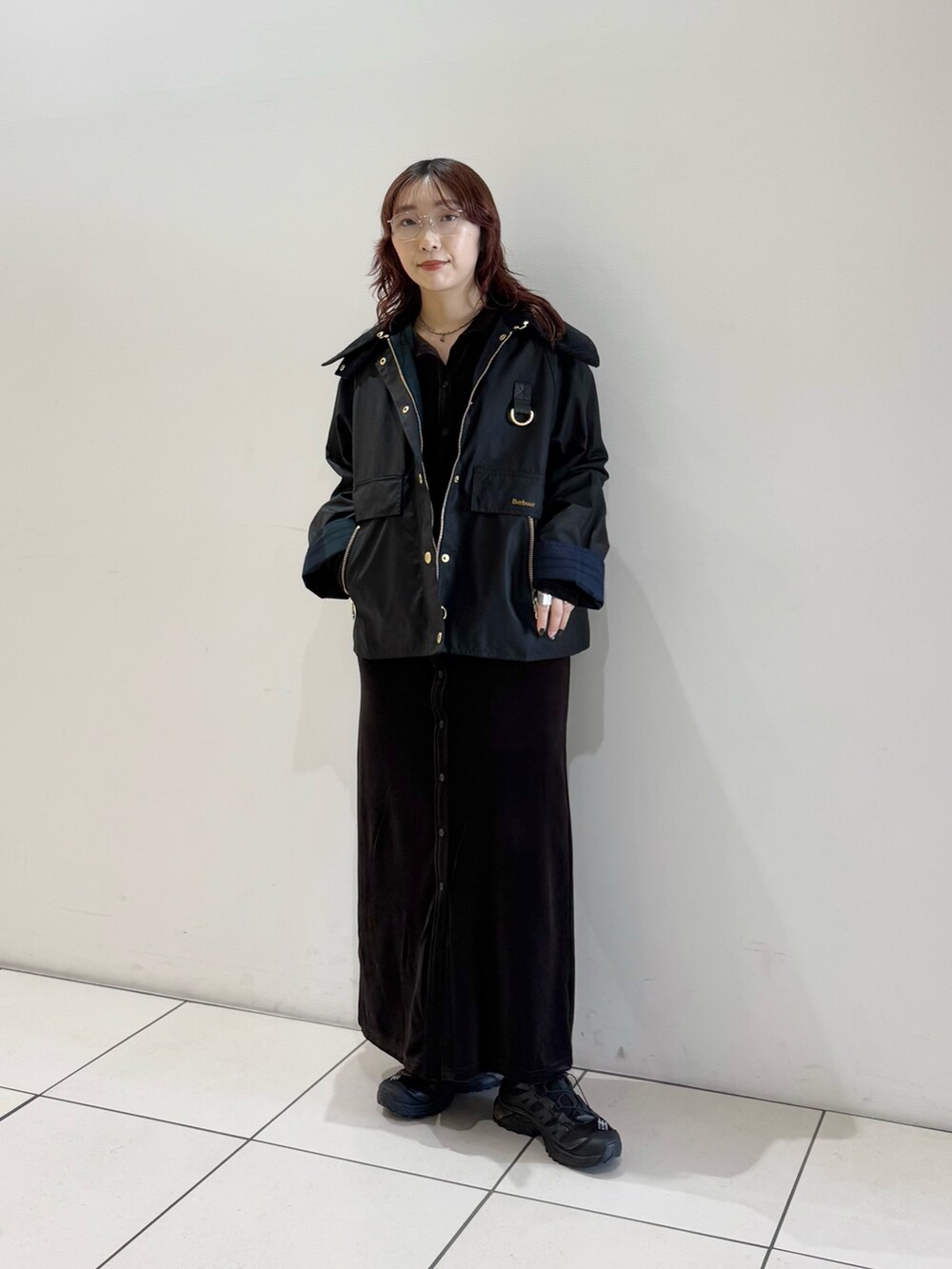 ブラック系のテーラードジャケット、ブラウン系のワンピースを着用したレディースの秋コーディネートの4枚目の写真