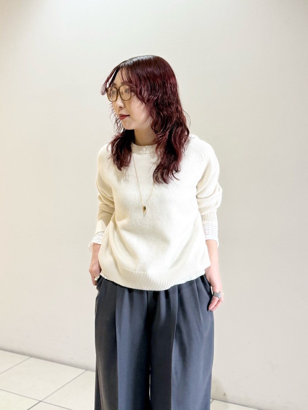 グレー系のその他パンツ、ホワイト系のニット/セーター、ホワイト系のTシャツ/カットソーを着用したレディースの冬コーディネートの7枚目の写真