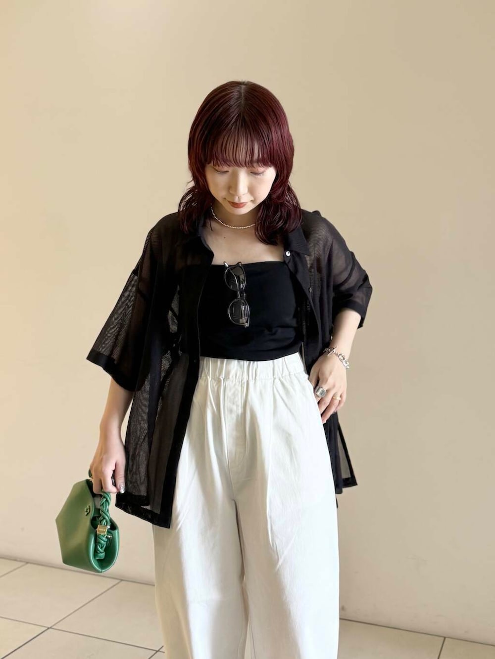 ホワイト系のその他パンツ、グリーン系のハンドバッグ、ブラック系のサンダルを着用したレディースの夏コーディネートの6枚目の写真