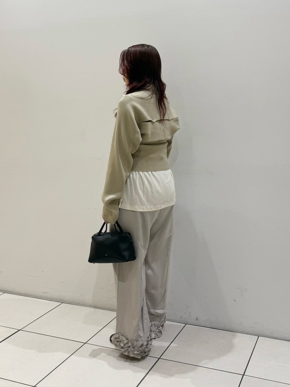 ベージュ系のニット/セーター、ホワイト系のカーディガン/ボレロ、グレー系のその他パンツを着用したレディースの夏コーディネートの4枚目の写真