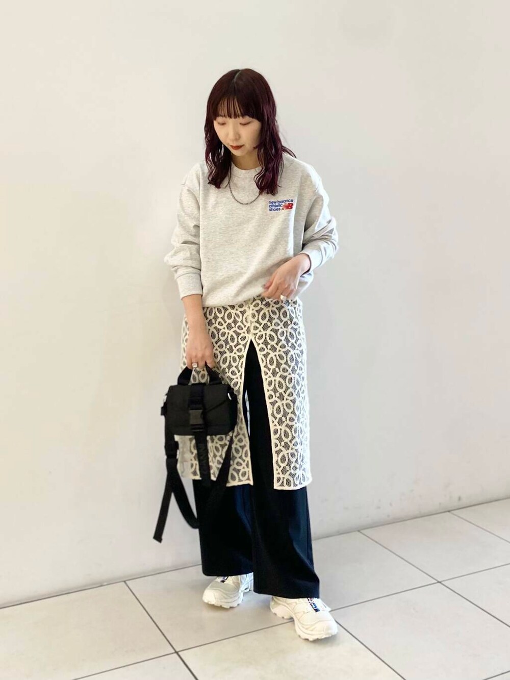 ブラック系のその他パンツ、ホワイト系のスニーカー、グレー系のスウェットを着用したレディースの秋コーディネートの2枚目の写真