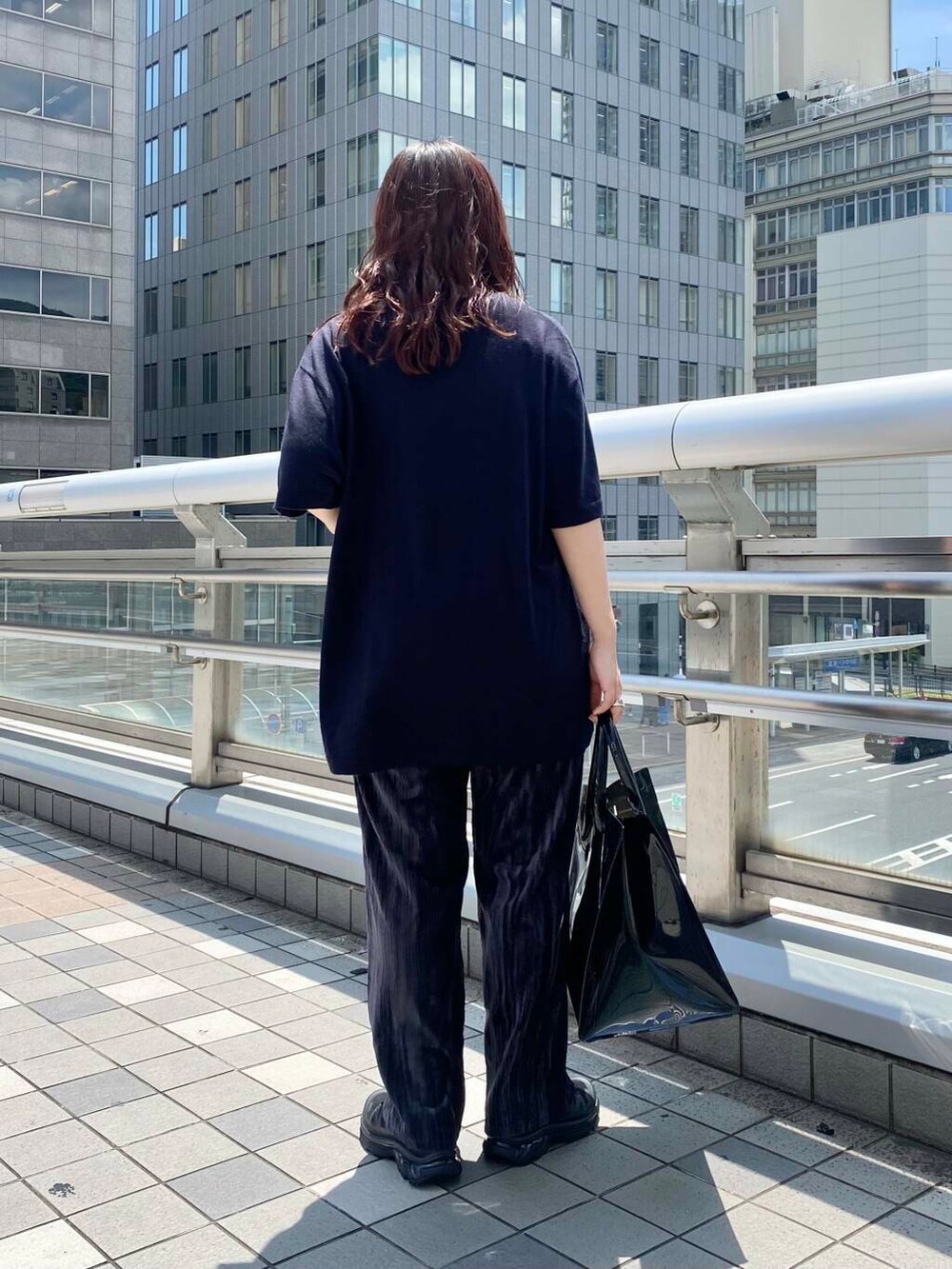 ブラック系のスニーカー、ブルー系のその他パンツ、グレー系のTシャツ/カットソーを着用したレディースの夏コーディネートの4枚目の写真