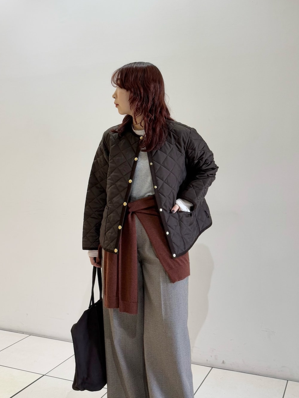 ブラック系のブーツ、ブラウン系のダウンジャケット/コート、ホワイト系のニット/セーターを着用したレディースの秋コーディネートの5枚目の写真