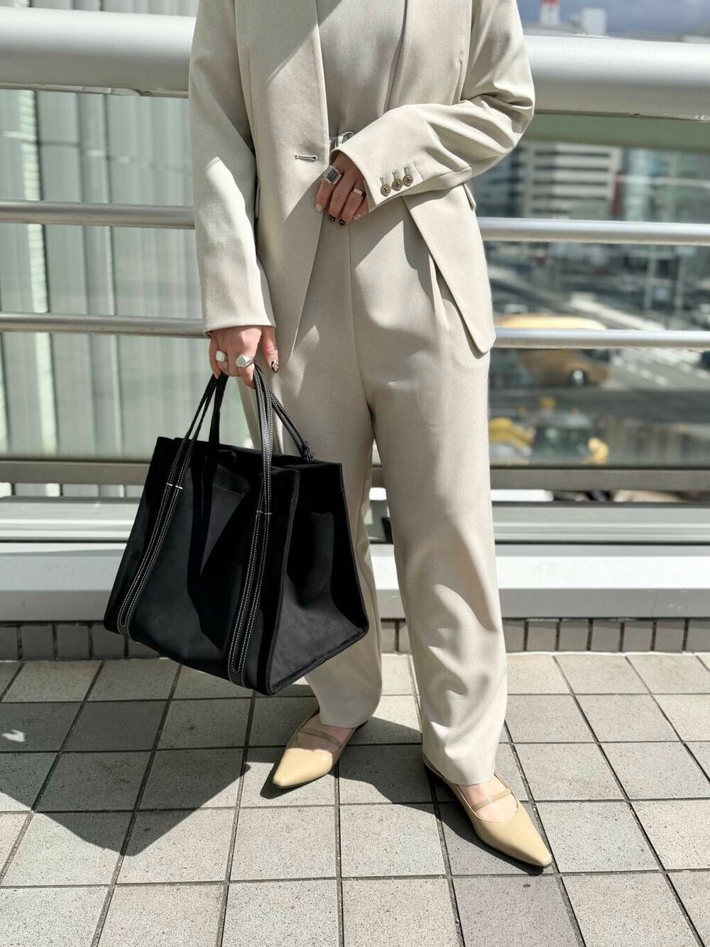 ベージュ系のサロペット/オーバーオール、ベージュ系のノーカラージャケット、ベージュ系のパンプスを着用したレディースの春コーディネートの4枚目の写真