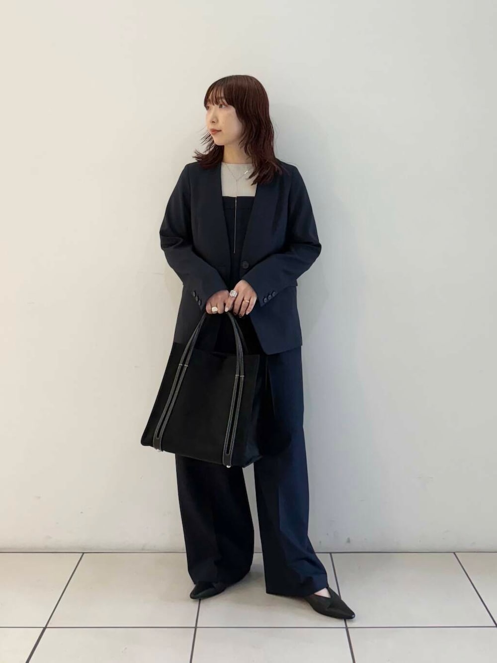 ブルー系のノーカラージャケット、ブルー系のサロペット/オーバーオール、グレー系のニット/セーターを着用したレディースの春コーディネートの7枚目の写真