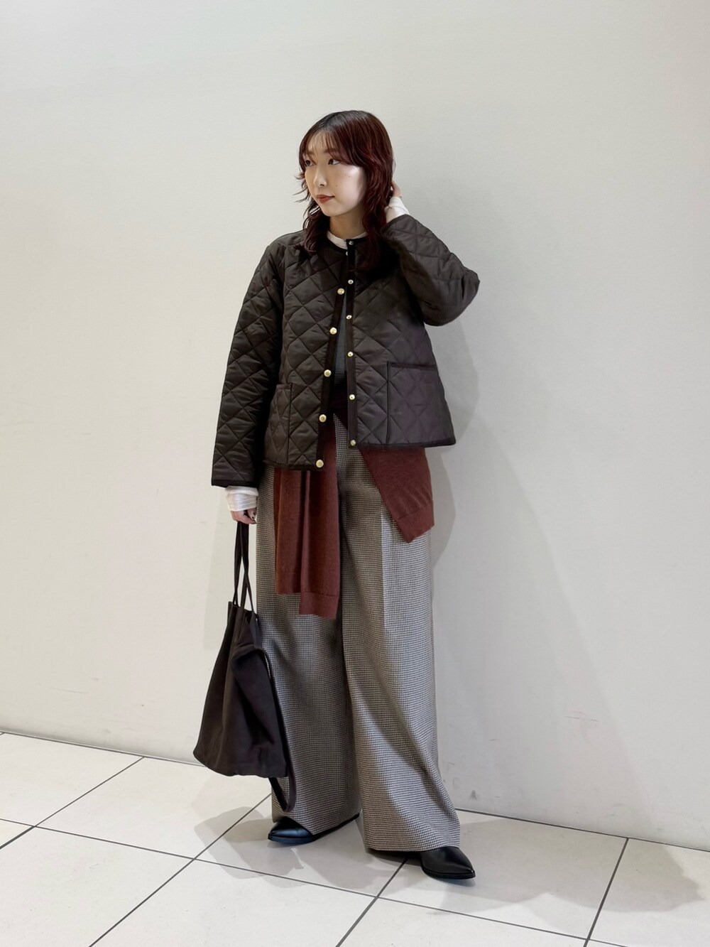 ブラック系のブーツ、ブラウン系のダウンジャケット/コート、ホワイト系のニット/セーターを着用したレディースの秋コーディネートの2枚目の写真