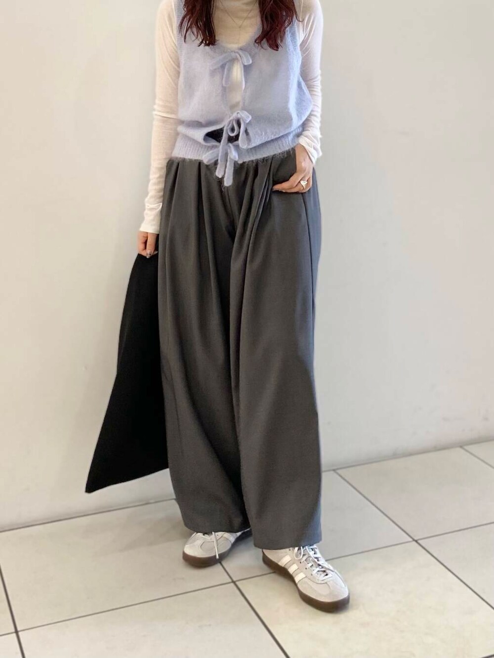 ホワイト系のTシャツ/カットソー、グレー系のベスト、グレー系のその他パンツを着用したレディースの秋コーディネートの5枚目の写真