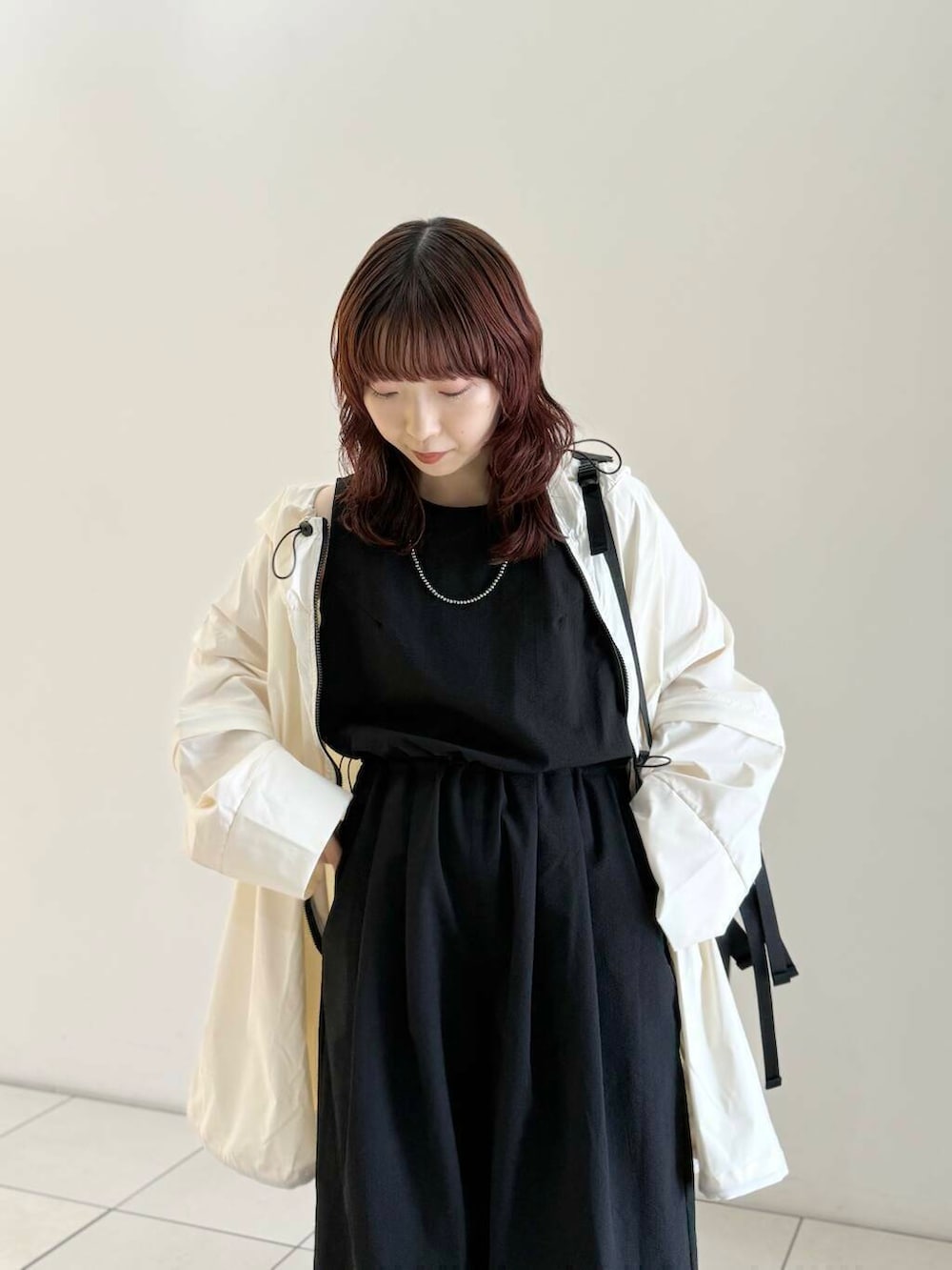 ベージュ系のサンダル、ブラック系のサロペット/オーバーオール、ブラック系のバックパック/リュックを着用したレディースの夏コーディネートの6枚目の写真