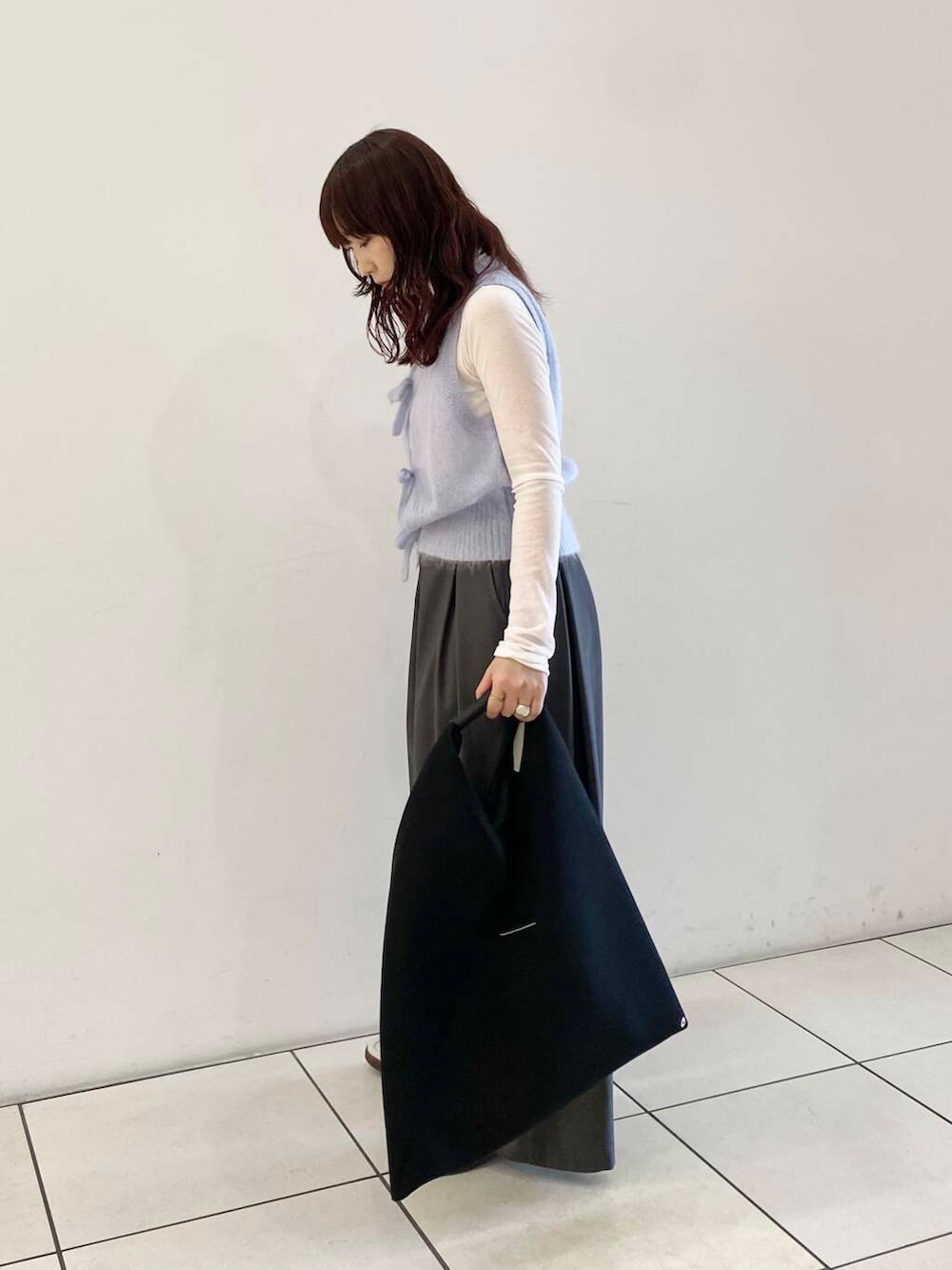 ホワイト系のTシャツ/カットソー、グレー系のベスト、グレー系のその他パンツを着用したレディースの秋コーディネートの2枚目の写真