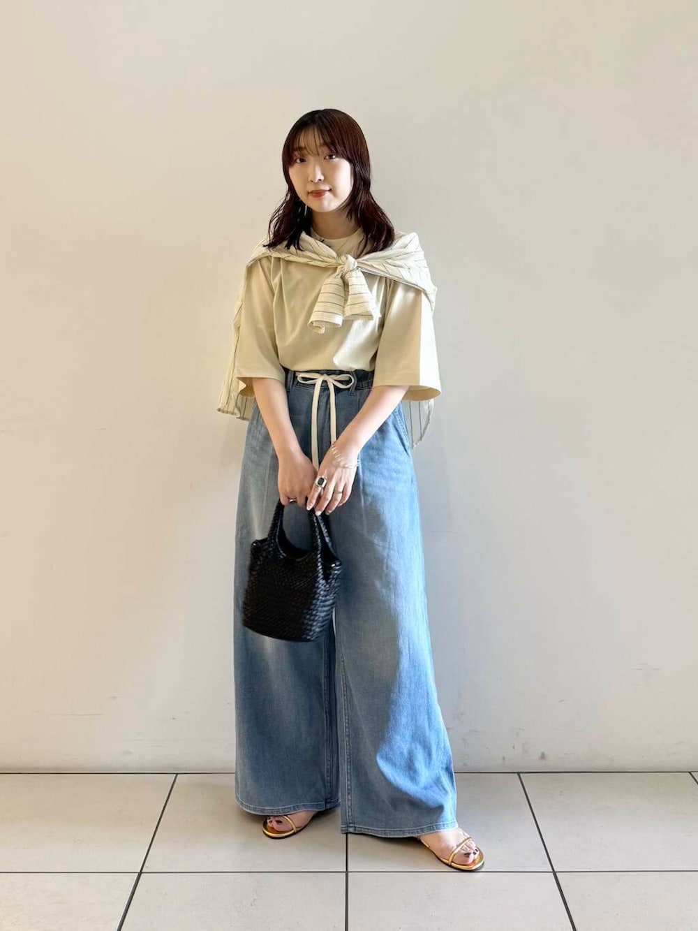 「シャツ、アーバンリサーチ、デニム、Tシャツ、イージーパンツ、URBANRESEARCH、サンダル、カットソー、ストライプ、newarrival、休日スタイル、淡色コーデ、綿麻デニム、旅行コーデ、紫外線対策」｜「URBAN RESEARCHのメッシュ編みレザースクエアバッグ（トートバッグ、ブラック系）」を使った、shokoさん（レディース・157cm）の春コーディネートの2枚目の写真