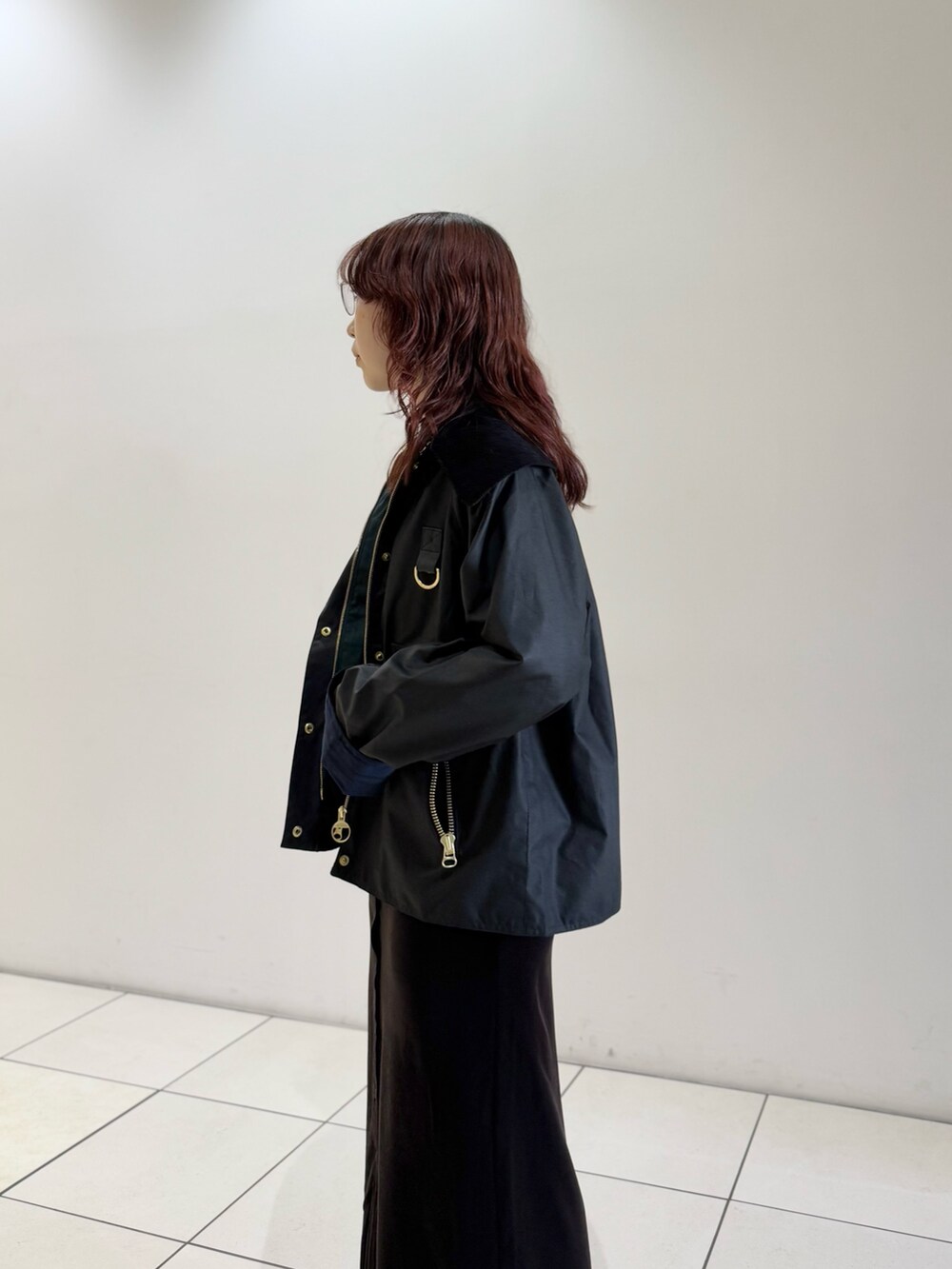 ブラック系のテーラードジャケット、ブラウン系のワンピースを着用したレディースの秋コーディネートの6枚目の写真