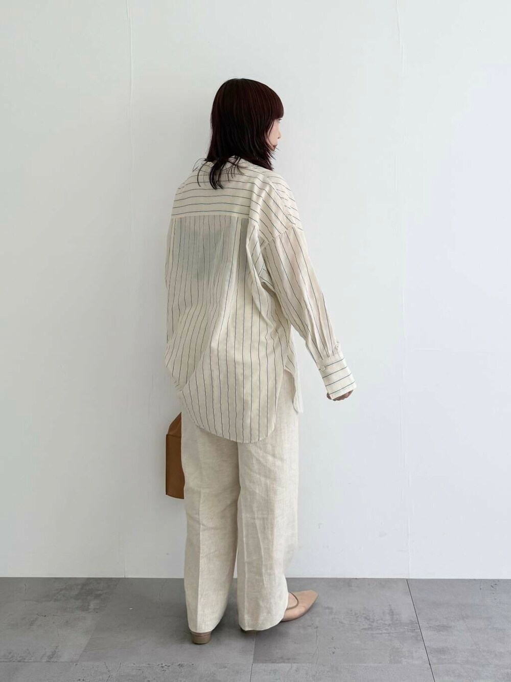 ベージュ系のその他パンツ、ベージュ系のパンプス、ベージュ系のシャツ/ブラウスを着用したレディースの春コーディネートの4枚目の写真