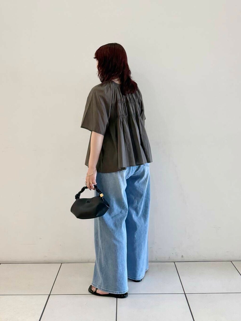 「シャツ、アーバンリサーチ、デニム、イージーパンツ、バッグ、URBANRESEARCH、サンダル、ブラウス、newarrival、コットンボイル、休日スタイル、ワイドデニム、デザインブラウス、綿麻デニム、旅行コーデ」｜「URBAN RESEARCHのdecor『デコール』　Barleycornchain Necklace（ネックレス、シルバー系）」を使った、shokoさん（レディース・157cm）の春コーディネートの4枚目の写真