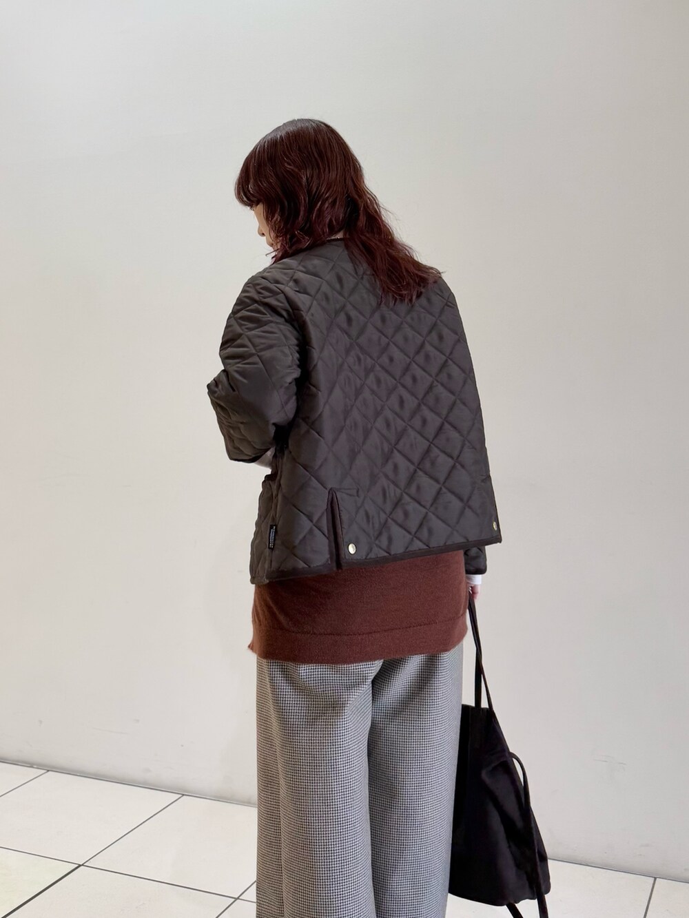 ブラック系のブーツ、ブラウン系のダウンジャケット/コート、ホワイト系のニット/セーターを着用したレディースの秋コーディネートの6枚目の写真