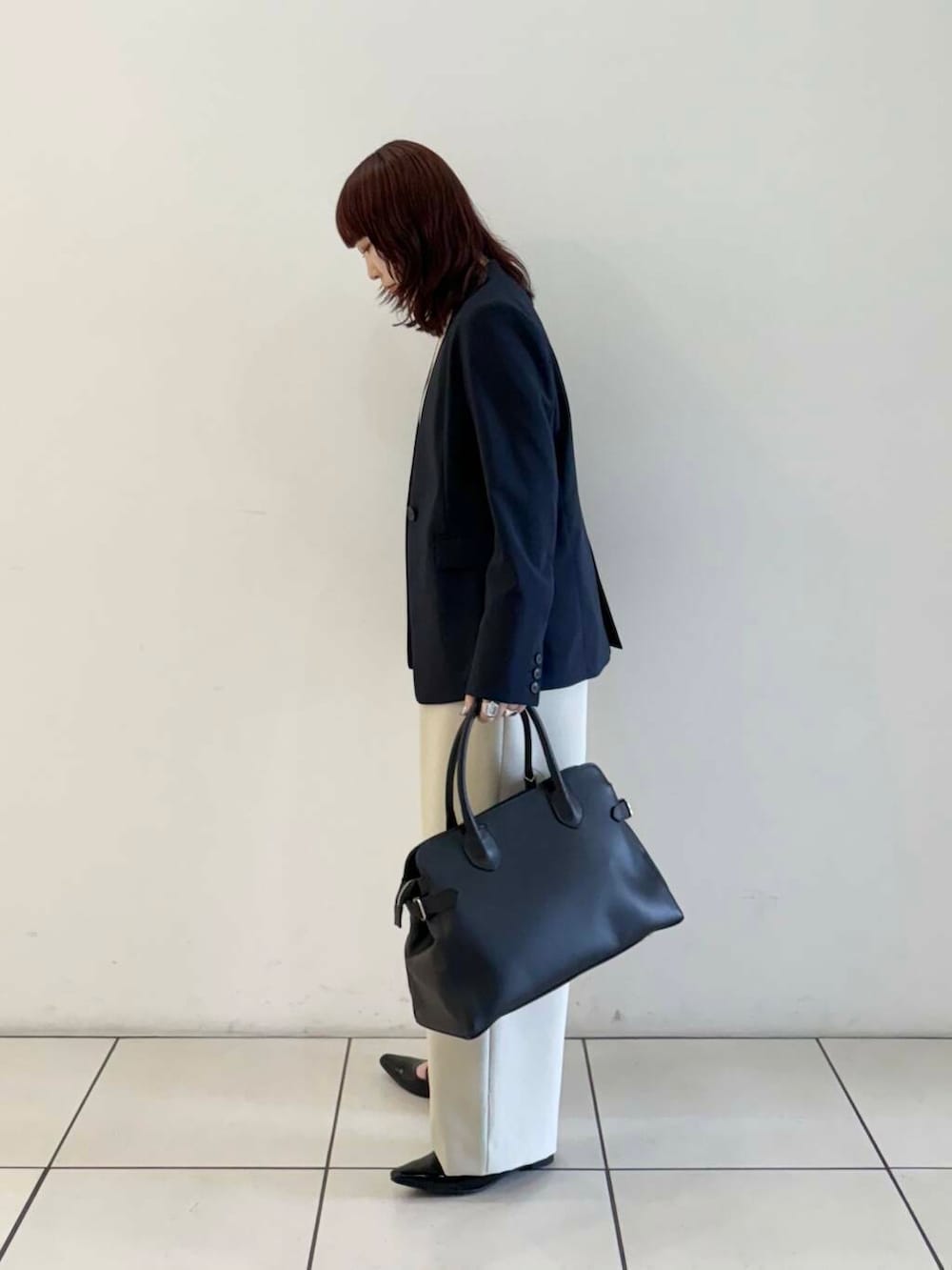ベージュ系のサロペット/オーバーオール、ブルー系のノーカラージャケット、ブラック系のパンプスを着用したレディースの春コーディネートの4枚目の写真