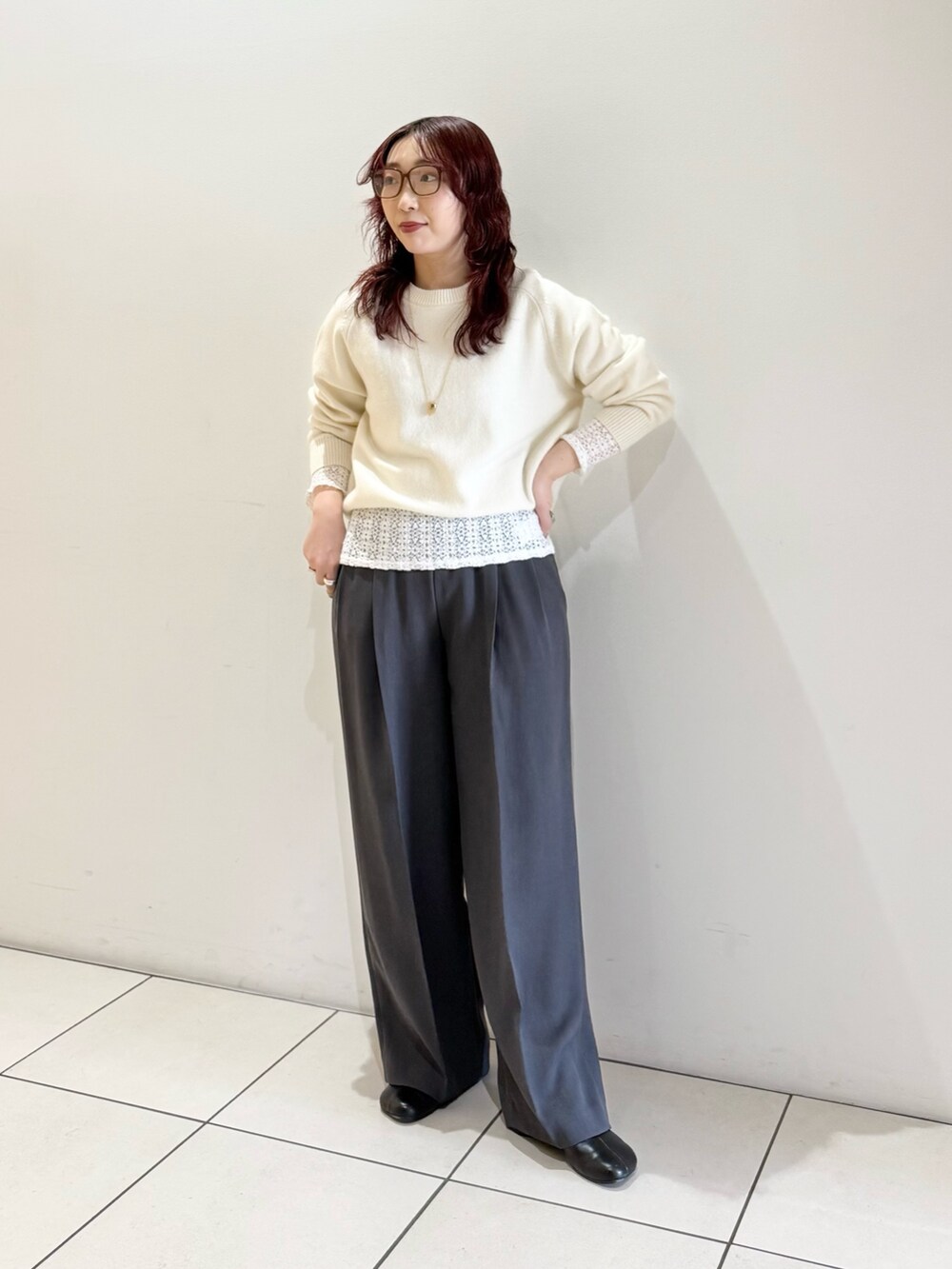 グレー系のその他パンツ、ホワイト系のニット/セーター、ホワイト系のTシャツ/カットソーを着用したレディースの冬コーディネートの4枚目の写真