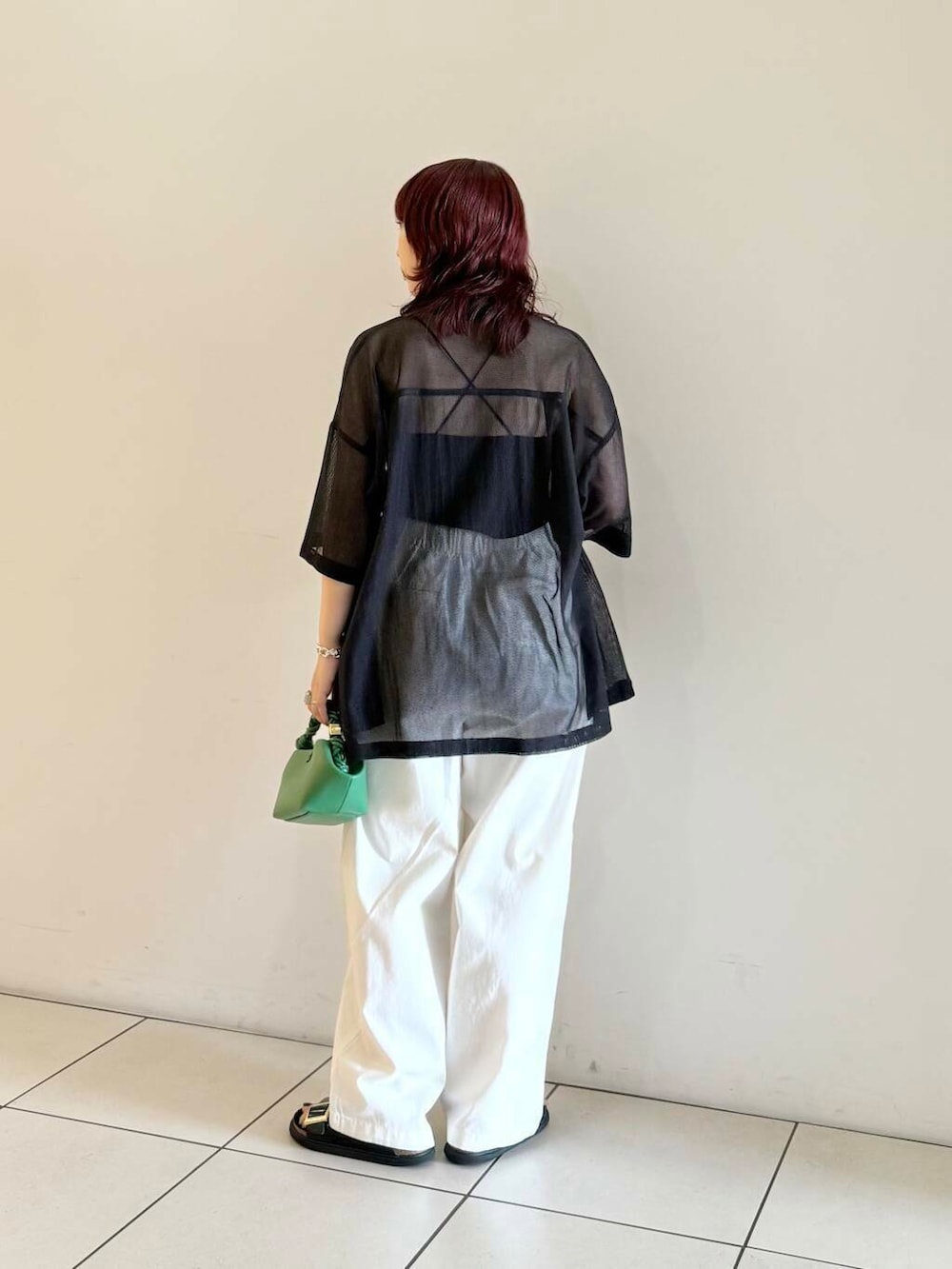 ホワイト系のその他パンツ、グリーン系のハンドバッグ、ブラック系のサンダルを着用したレディースの夏コーディネートの5枚目の写真