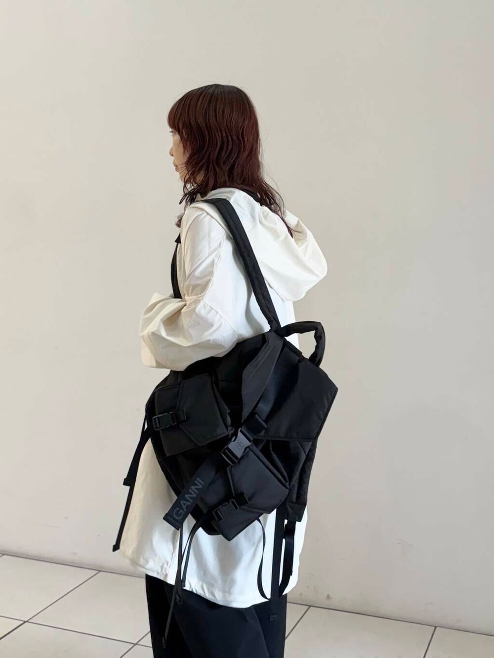 ベージュ系のサンダル、ブラック系のサロペット/オーバーオール、ブラック系のバックパック/リュックを着用したレディースの夏コーディネートの7枚目の写真