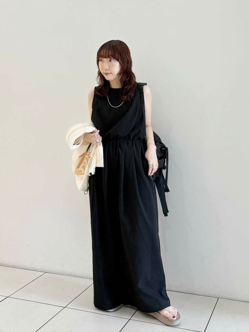 ベージュ系のサンダル、ブラック系のサロペット/オーバーオール、ブラック系のバックパック/リュックを着用したレディースの夏コーディネートの9枚目の写真