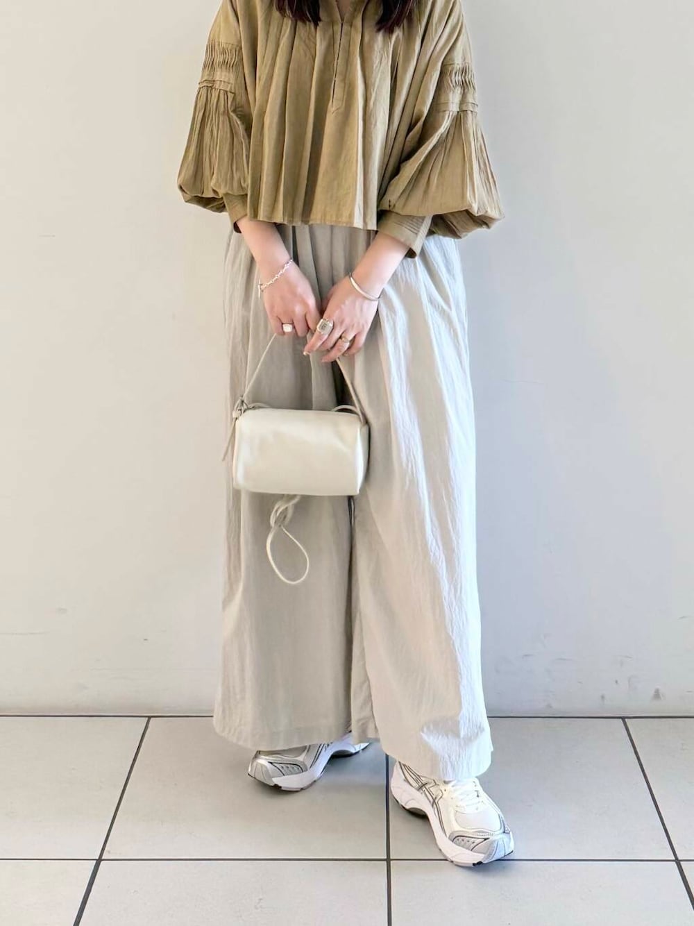 「シャツ、アーバンリサーチ、スニーカー、ワイドパンツ、バッグ、ショルダーバッグ、URBANRESEARCH、雨の日コーデ、newarrival、コットンボイル、休日スタイル、URTECH、撥水、淡色コーデ、デザインブラウス」｜「URBAN RESEARCHの『UR TECH』ギャザーワイドパンツ（その他パンツ、グレー系）」を使った、shokoさん（レディース・157cm）の春コーディネートの6枚目の写真