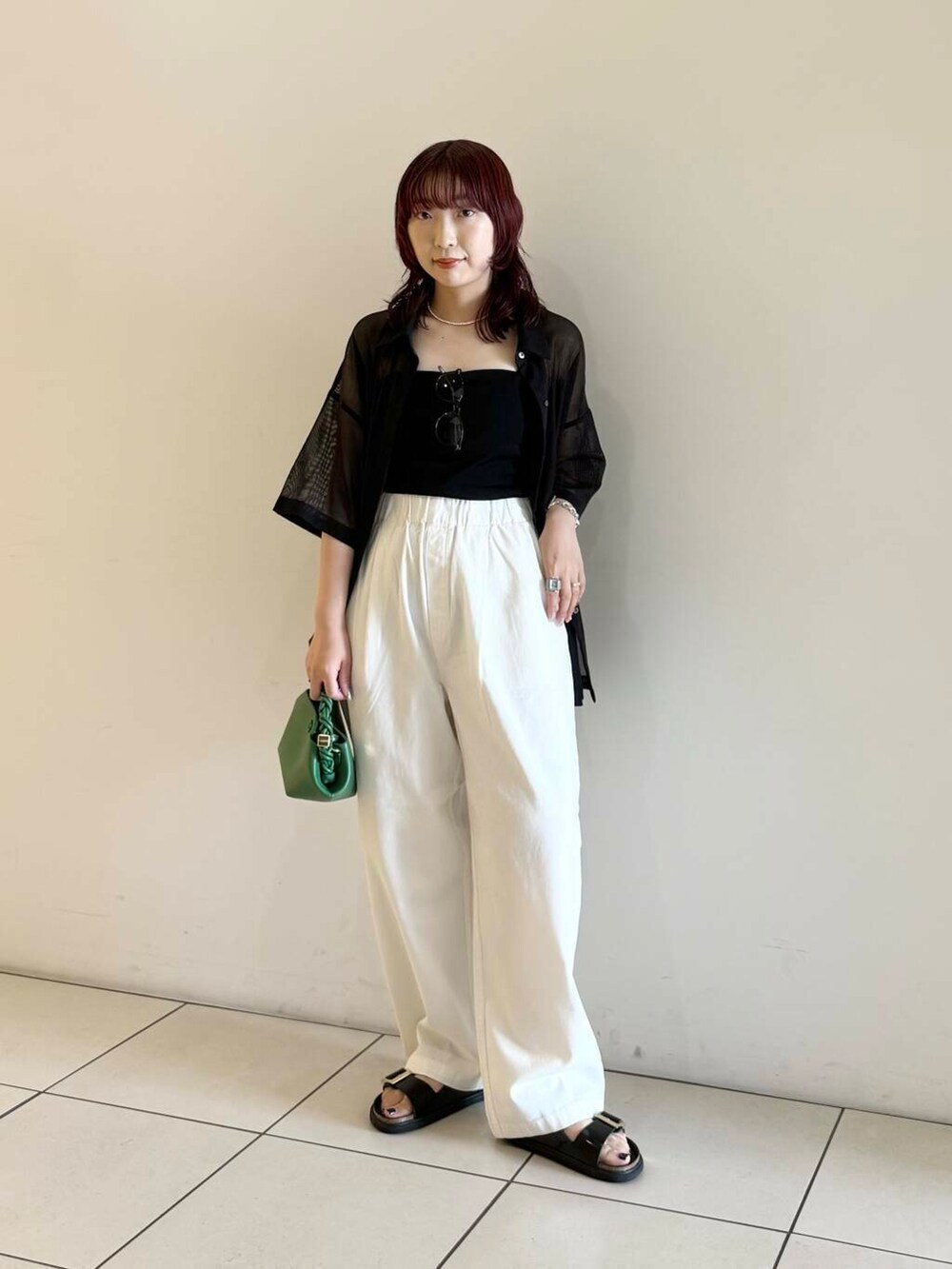 ホワイト系のその他パンツ、グリーン系のハンドバッグ、ブラック系のサンダルを着用したレディースの夏コーディネートの2枚目の写真