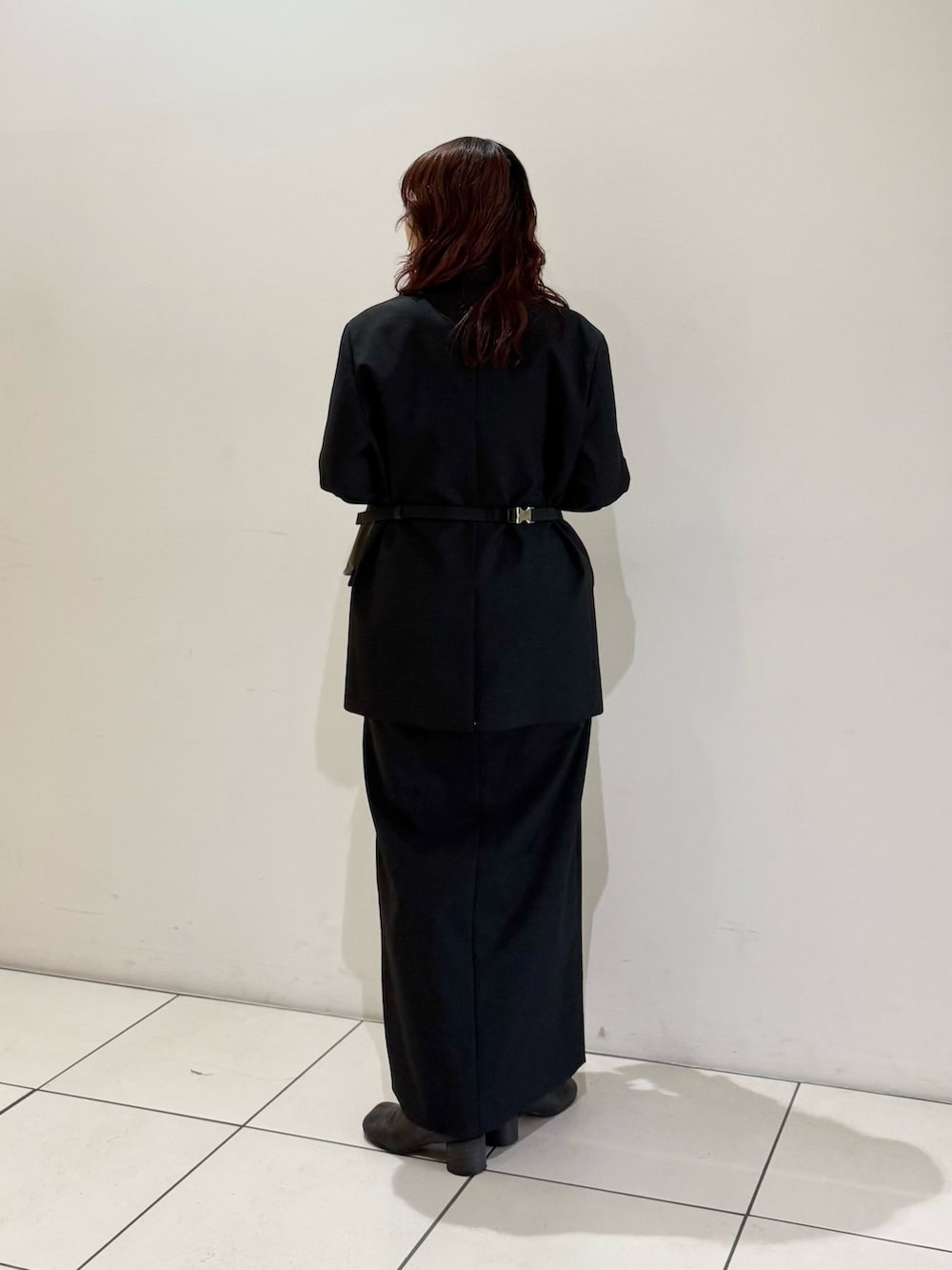 ブラック系のボディバッグ/ウエストポーチ、ブラック系のその他アウター、ブラック系のスカートを着用したレディースの秋コーディネートの5枚目の写真