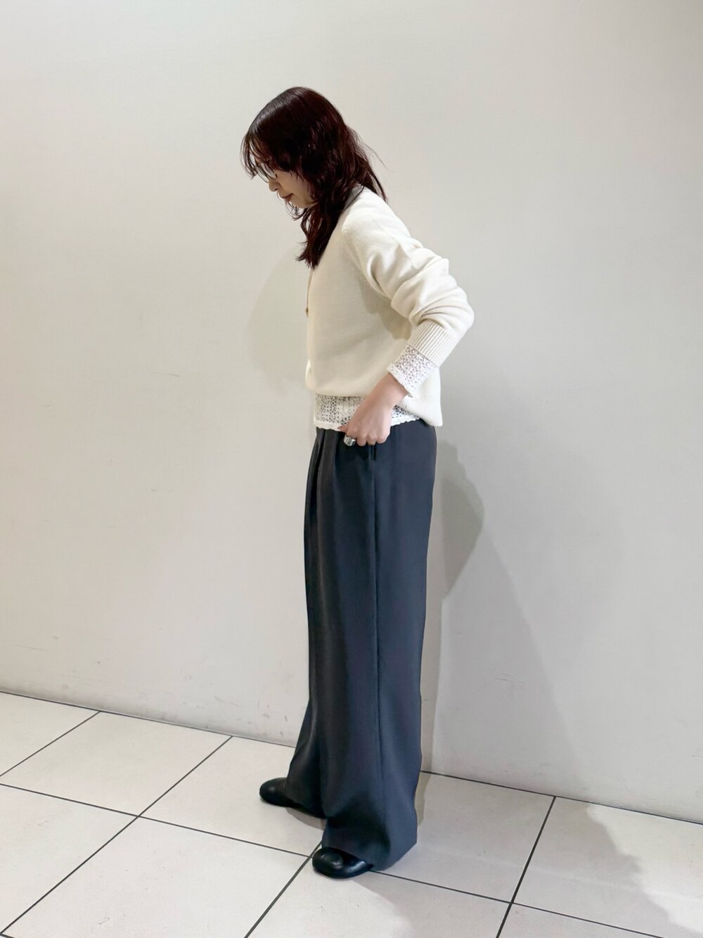 グレー系のその他パンツ、ホワイト系のニット/セーター、ホワイト系のTシャツ/カットソーを着用したレディースの冬コーディネートの5枚目の写真