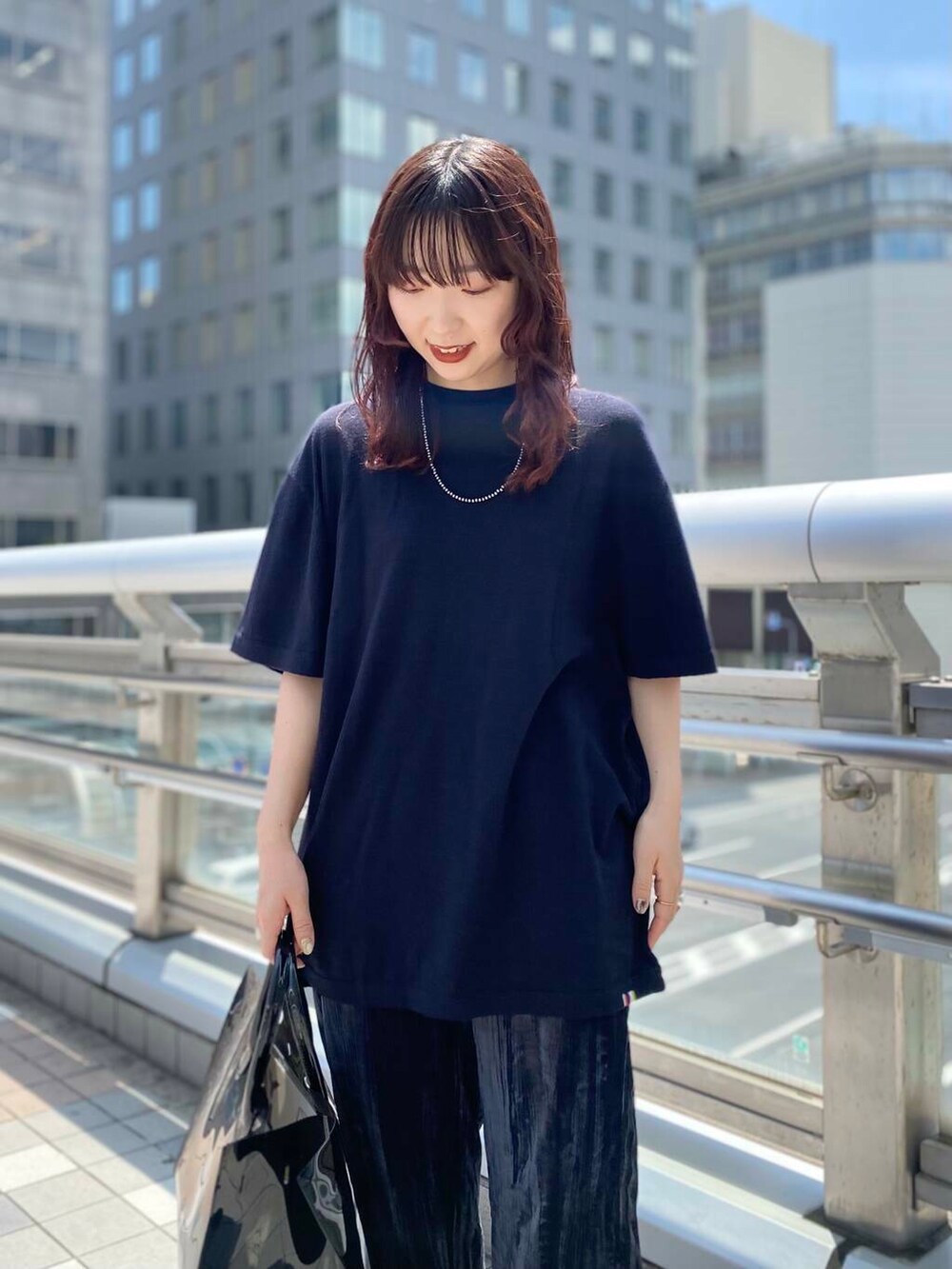 ブラック系のスニーカー、ブルー系のその他パンツ、グレー系のTシャツ/カットソーを着用したレディースの夏コーディネートの5枚目の写真