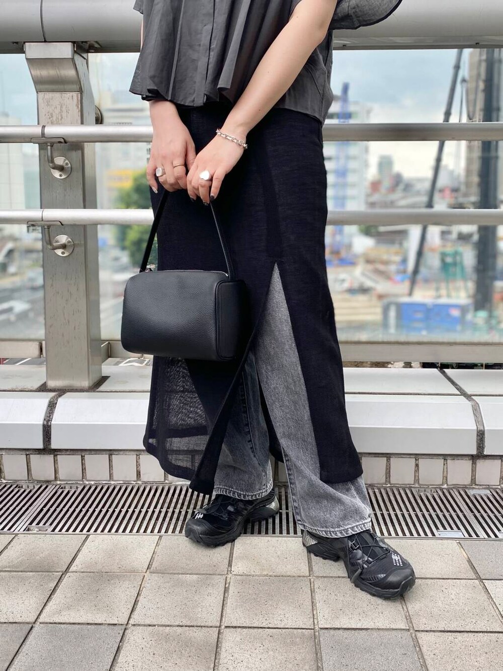 ブラック系のスカート、ブラック系のデニムパンツ、グレー系のシャツ/ブラウスを着用したレディースの夏コーディネートの5枚目の写真