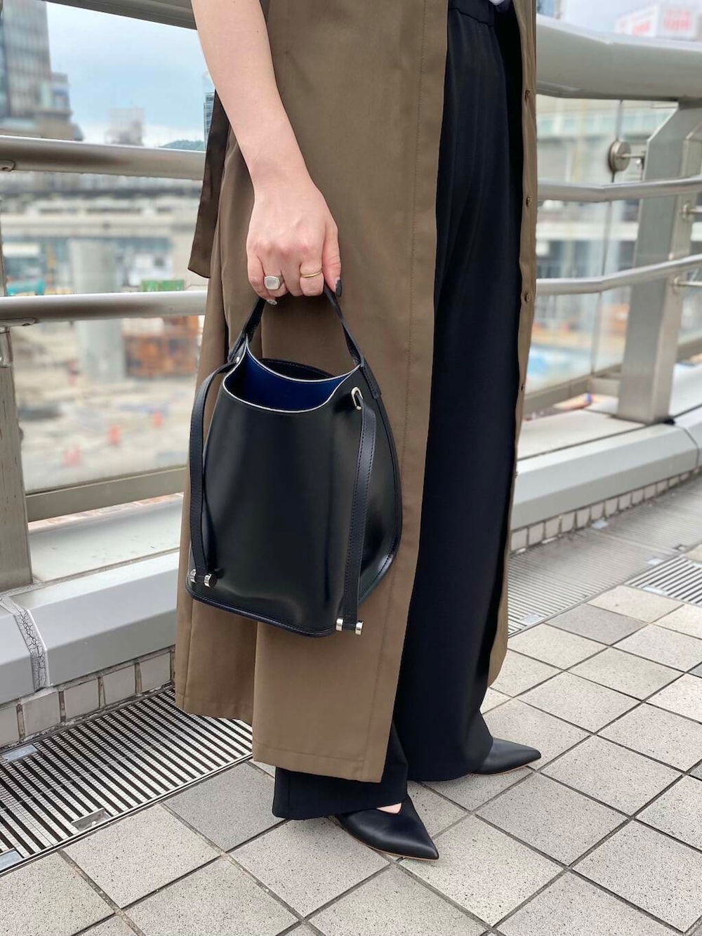 ブラック系のその他パンツ、ホワイト系のTシャツ/カットソー、ブラウン系のワンピースを着用したレディースの夏コーディネートの6枚目の写真