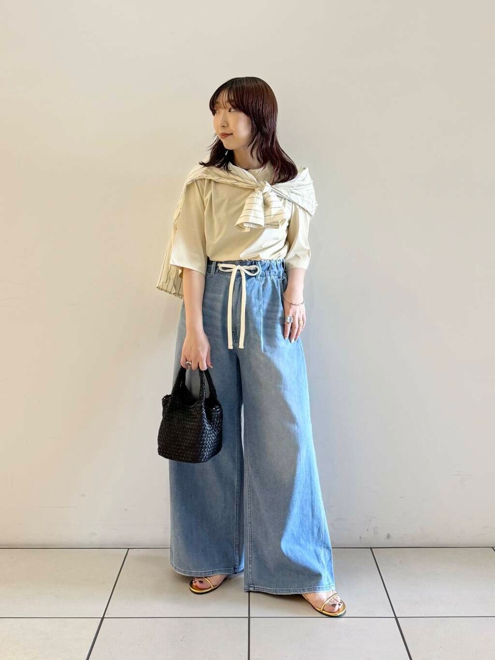 「シャツ、アーバンリサーチ、デニム、Tシャツ、イージーパンツ、URBANRESEARCH、サンダル、カットソー、ストライプ、newarrival、休日スタイル、淡色コーデ、綿麻デニム、旅行コーデ、紫外線対策」｜「URBAN RESEARCHのメッシュ編みレザースクエアバッグ（トートバッグ、ブラック系）」を使った、shokoさん（レディース・157cm）の春コーディネートの3枚目の写真