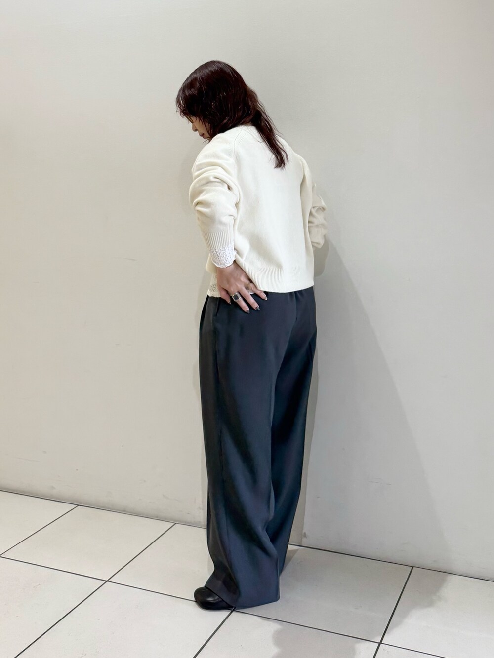 グレー系のその他パンツ、ホワイト系のニット/セーター、ホワイト系のTシャツ/カットソーを着用したレディースの冬コーディネートの6枚目の写真