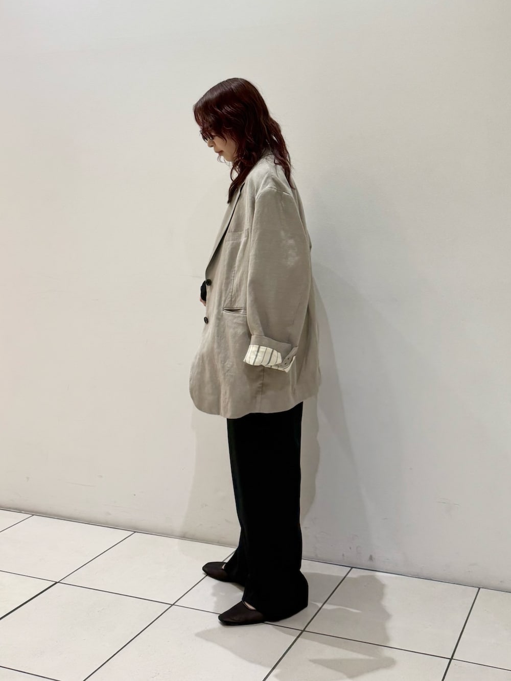 ブラック系のその他パンツ、ブラック系のTシャツ/カットソー、ベージュ系のテーラードジャケットを着用したレディースの冬コーディネートの4枚目の写真