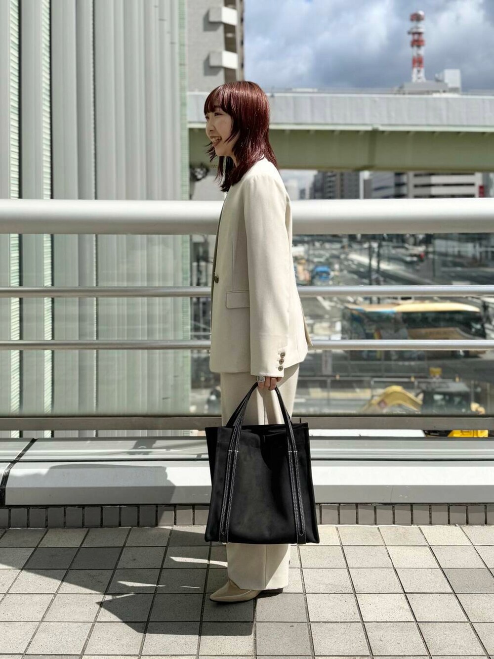 ベージュ系のサロペット/オーバーオール、ベージュ系のノーカラージャケット、ベージュ系のパンプスを着用したレディースの春コーディネートの2枚目の写真