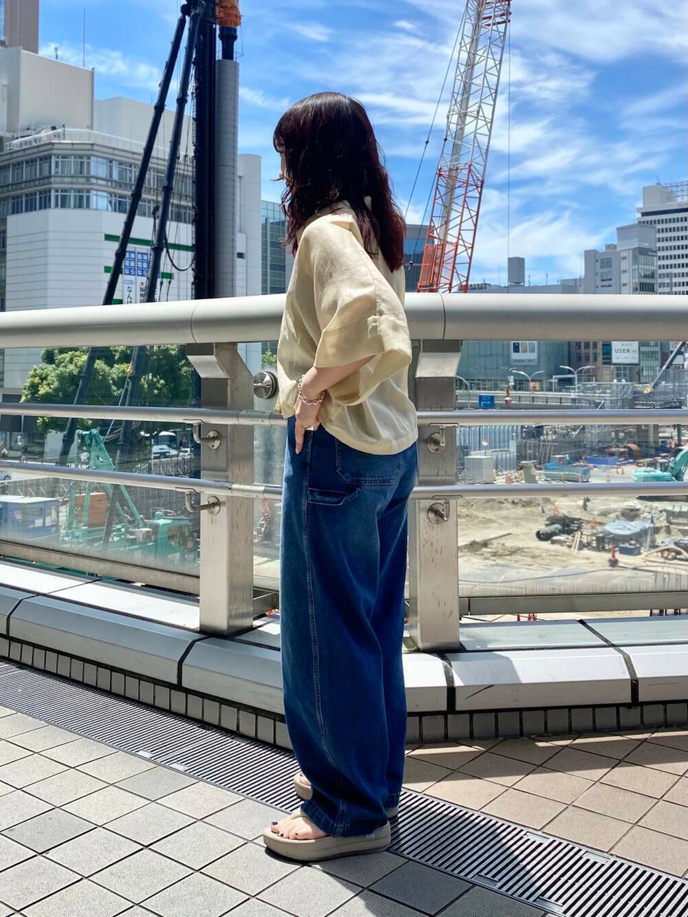その他のショルダーバッグ、ブルー系のデニムパンツ、ベージュ系のシャツ/ブラウスを着用したレディースの夏コーディネートの2枚目の写真