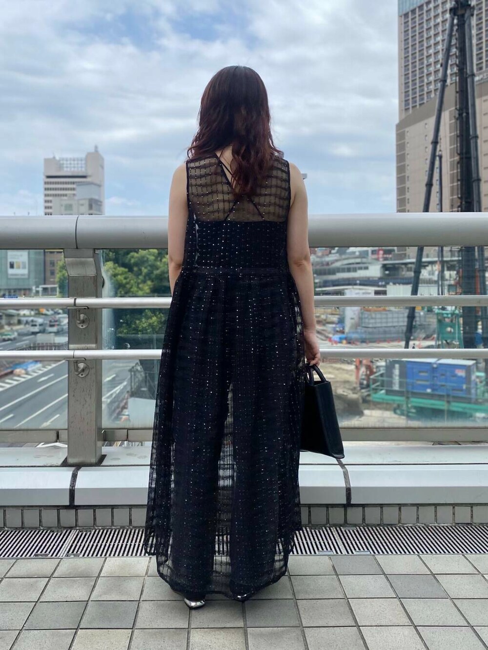 ブラック系のキャミソール、ブラック系のデニムパンツ、ブラック系のワンピースを着用したレディースの夏コーディネートの4枚目の写真