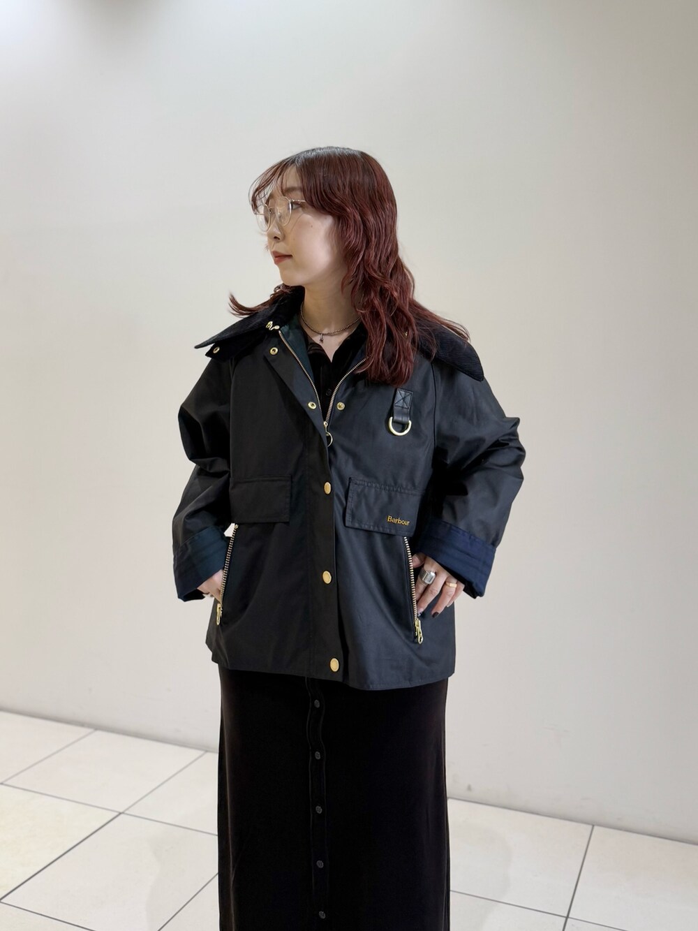 ブラック系のテーラードジャケット、ブラウン系のワンピースを着用したレディースの秋コーディネートの8枚目の写真