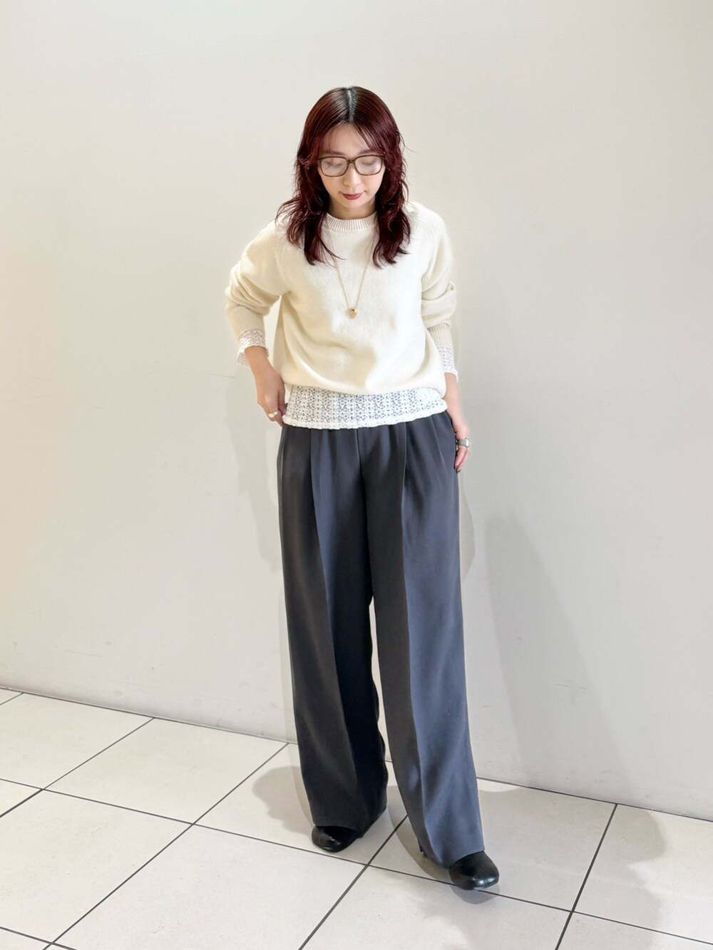 グレー系のその他パンツ、ホワイト系のニット/セーター、ホワイト系のTシャツ/カットソーを着用したレディースの冬コーディネートの3枚目の写真