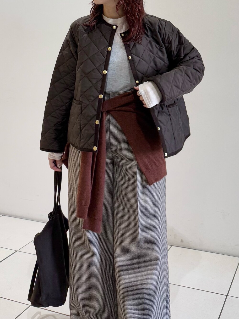 ブラック系のブーツ、ブラウン系のダウンジャケット/コート、ホワイト系のニット/セーターを着用したレディースの秋コーディネートの7枚目の写真