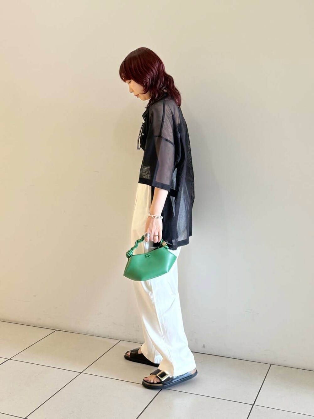 ホワイト系のその他パンツ、グリーン系のハンドバッグ、ブラック系のサンダルを着用したレディースの夏コーディネートの4枚目の写真