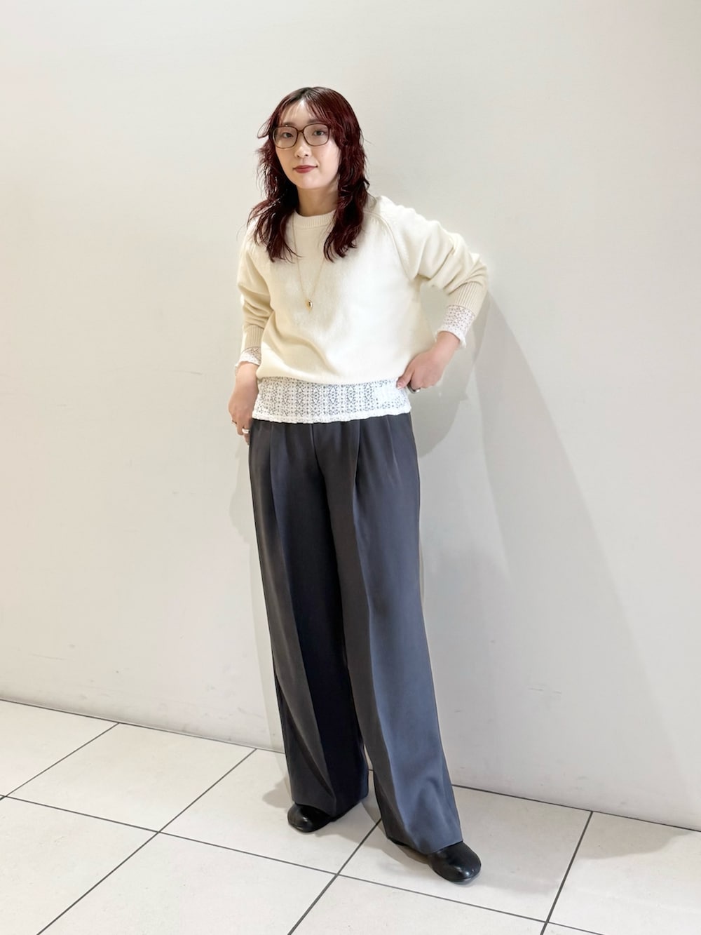 グレー系のその他パンツ、ホワイト系のニット/セーター、ホワイト系のTシャツ/カットソーを着用したレディースの冬コーディネートの2枚目の写真