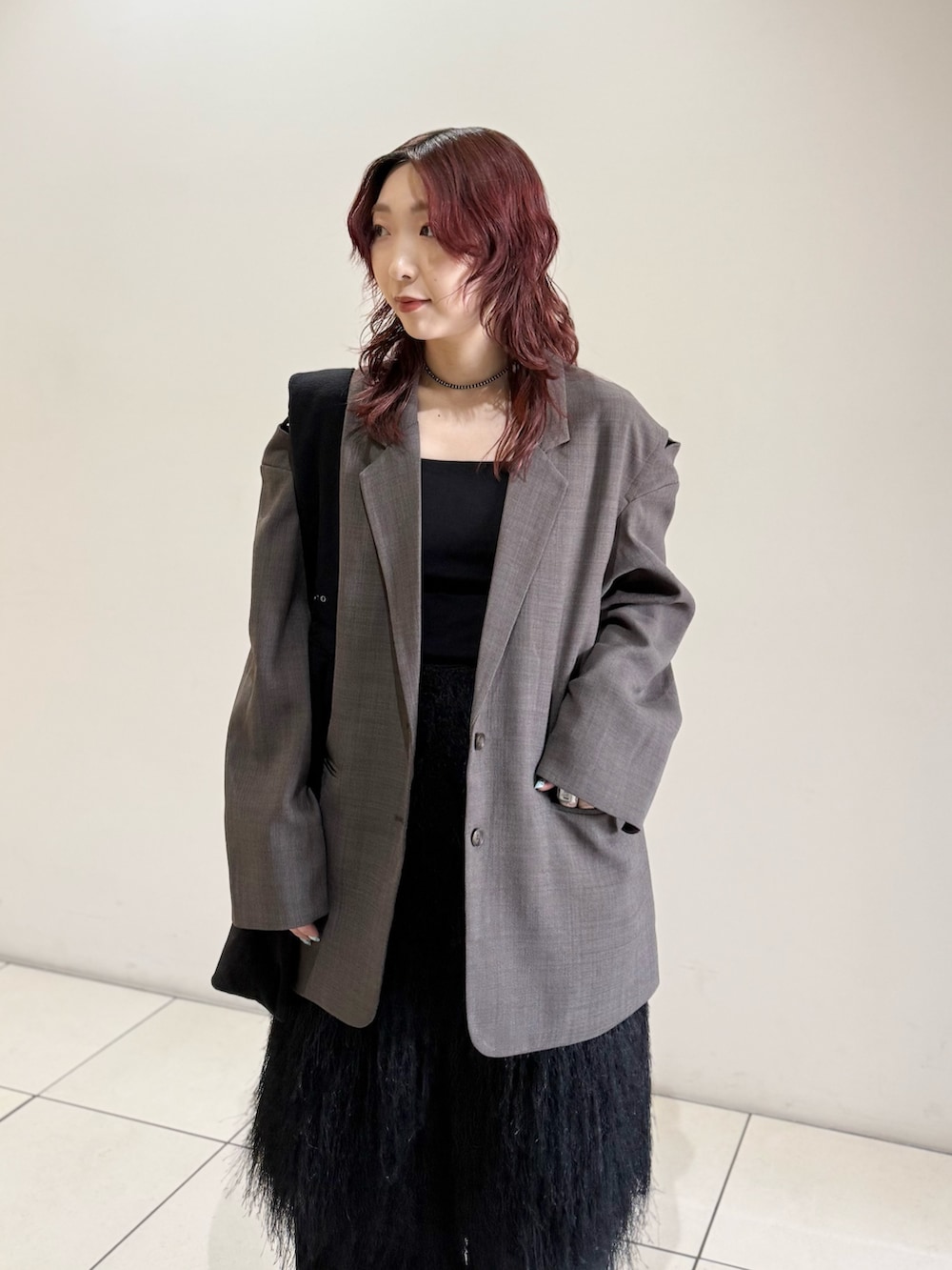 ブラック系のキャミソール、ブラック系のその他パンツ、ブラック系のその他パンツを着用したレディースの春コーディネートの5枚目の写真