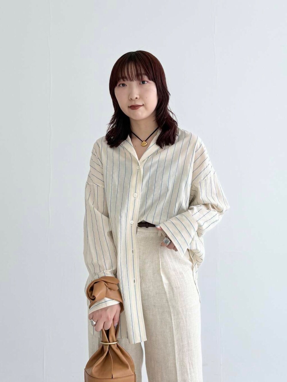 ベージュ系のその他パンツ、ベージュ系のパンプス、ベージュ系のシャツ/ブラウスを着用したレディースの春コーディネートの5枚目の写真