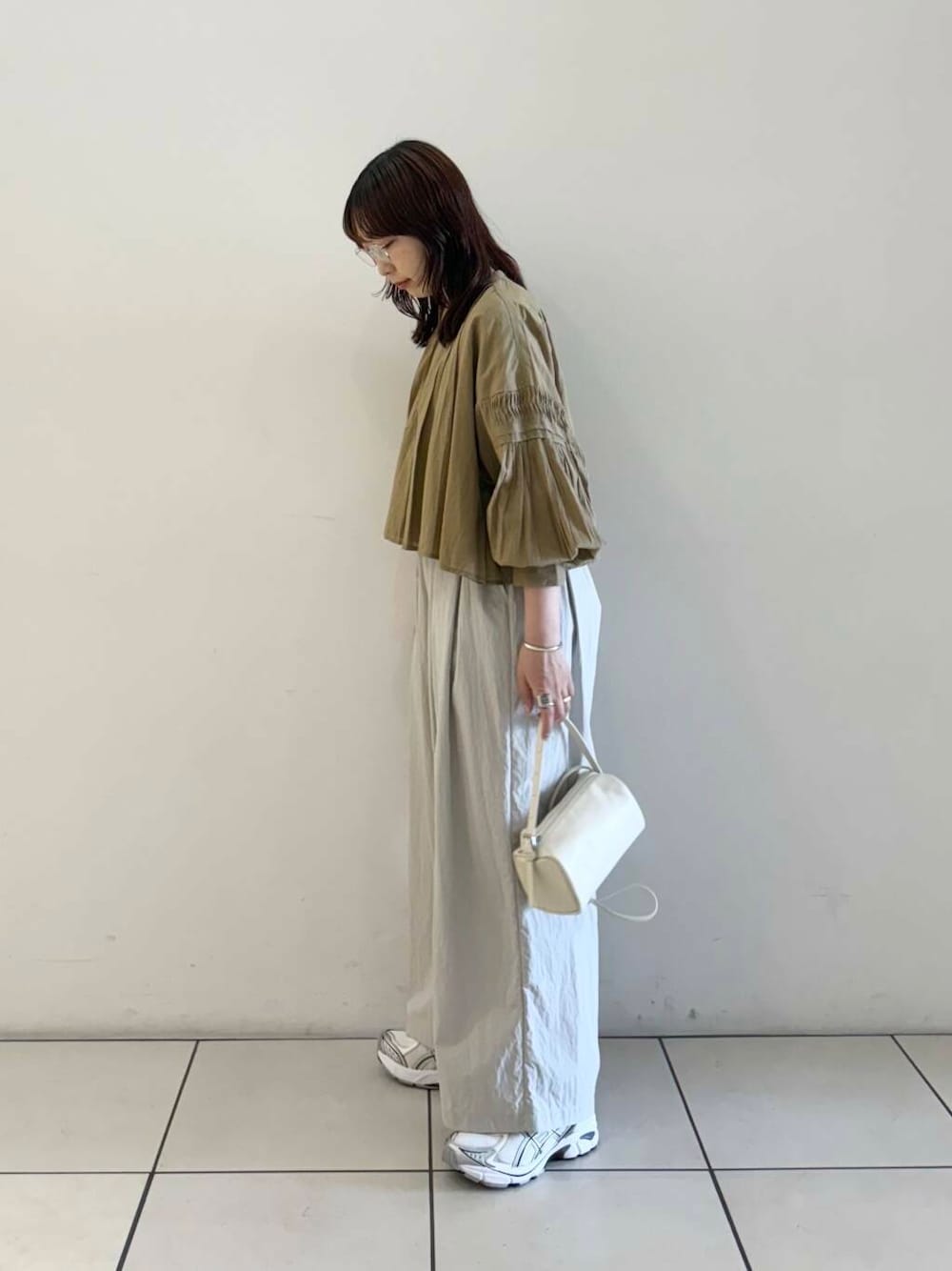 「シャツ、アーバンリサーチ、スニーカー、ワイドパンツ、バッグ、ショルダーバッグ、URBANRESEARCH、雨の日コーデ、newarrival、コットンボイル、休日スタイル、URTECH、撥水、淡色コーデ、デザインブラウス」｜「URBAN RESEARCHの『UR TECH』ギャザーワイドパンツ（その他パンツ、グレー系）」を使った、shokoさん（レディース・157cm）の春コーディネートの3枚目の写真
