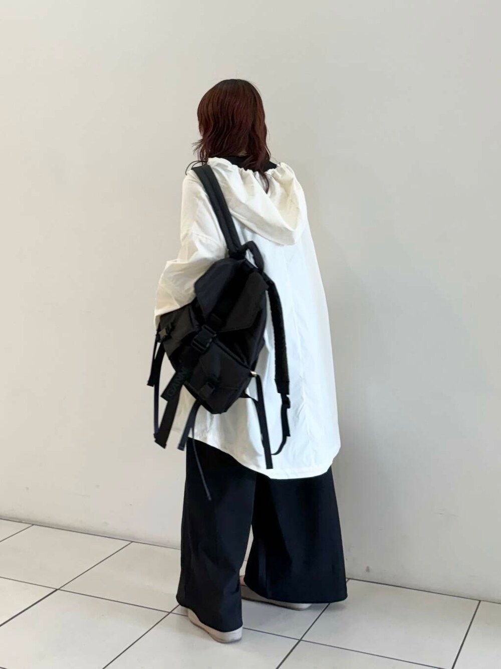 ベージュ系のサンダル、ブラック系のサロペット/オーバーオール、ブラック系のバックパック/リュックを着用したレディースの夏コーディネートの5枚目の写真