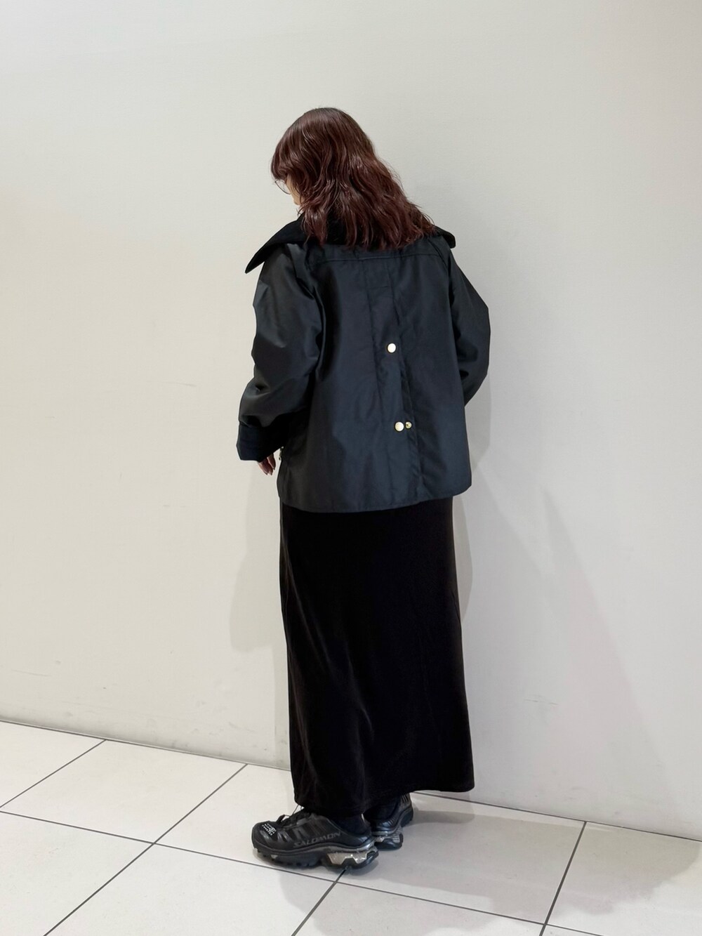 ブラック系のテーラードジャケット、ブラウン系のワンピースを着用したレディースの秋コーディネートの3枚目の写真